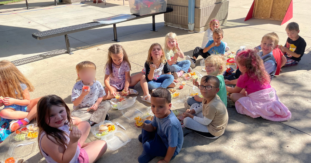 Students eating lunch with Fire Fighters