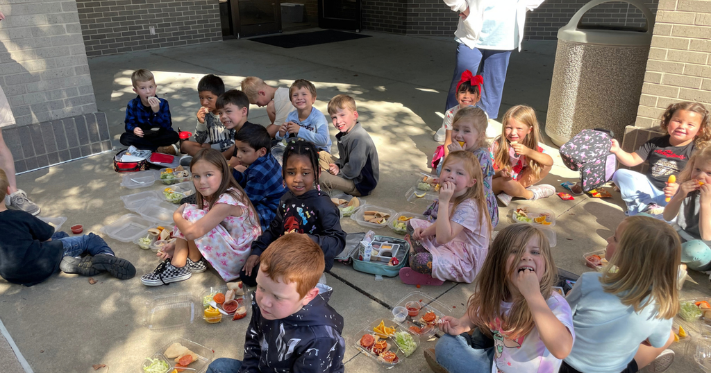 Students eating lunch with Fire Fighters