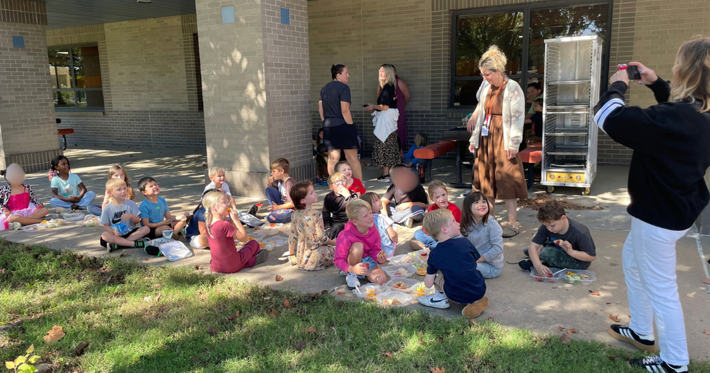 Students eating lunch with Fire Fighters