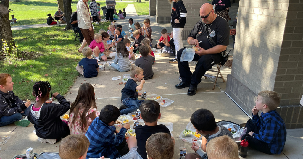 Students eating lunch with Fire Fighters