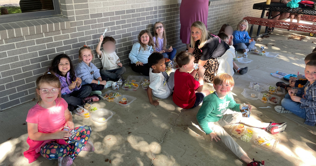Students eating lunch with Fire Fighters