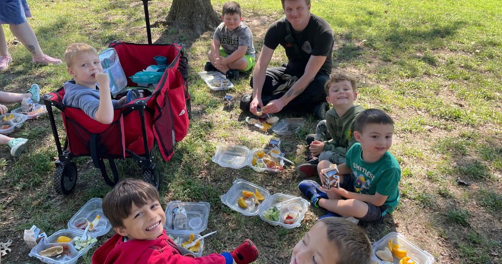 Students eating lunch with Fire Fighters