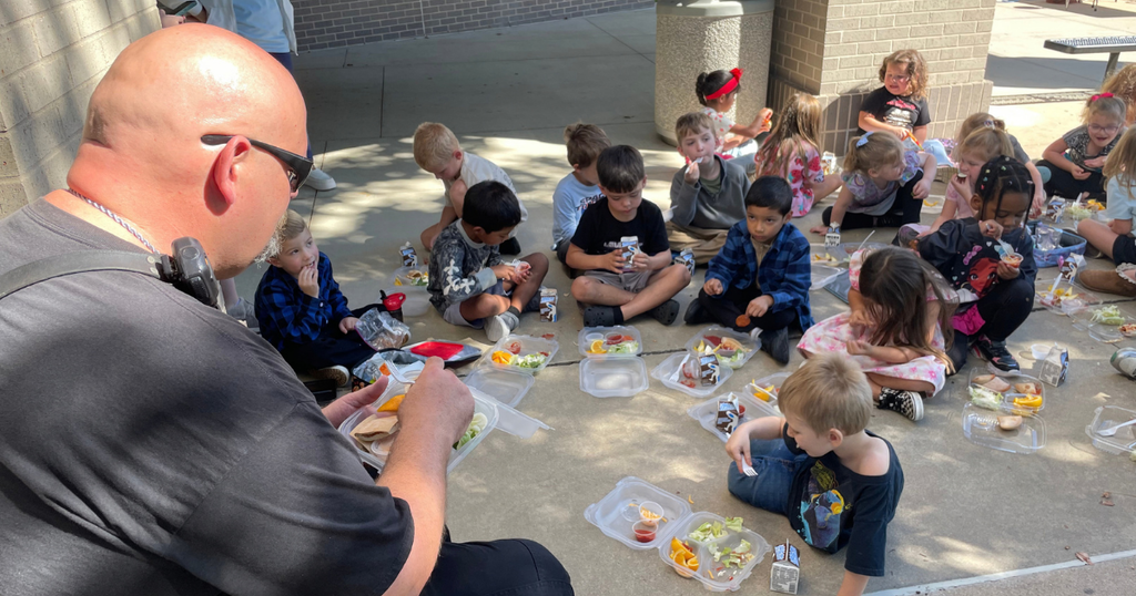 Students eating lunch with Fire Fighters