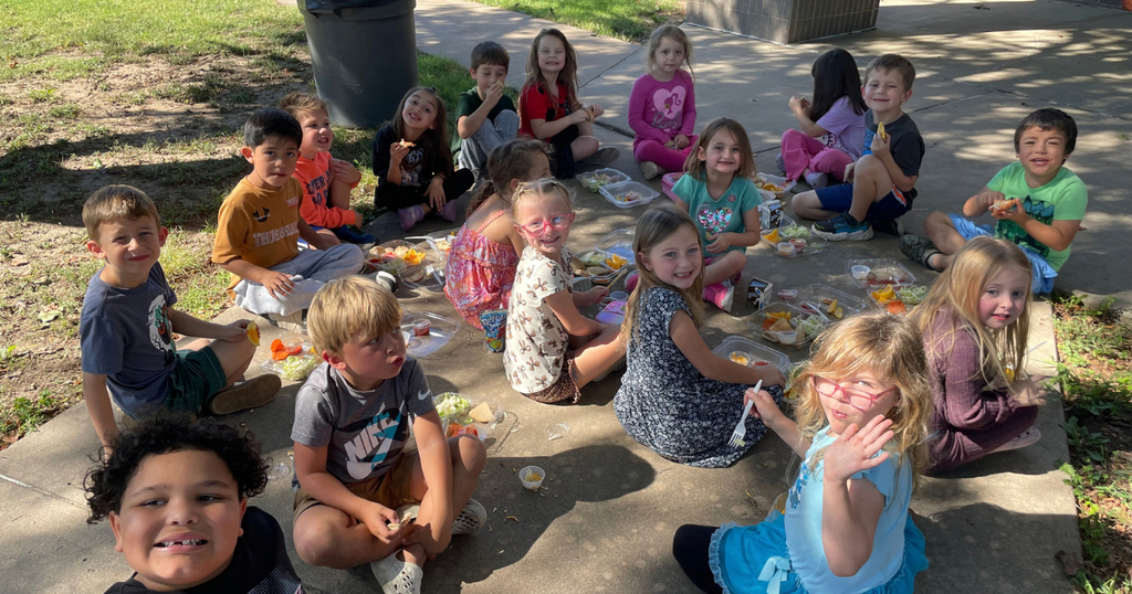 Students eating lunch with Fire Fighters