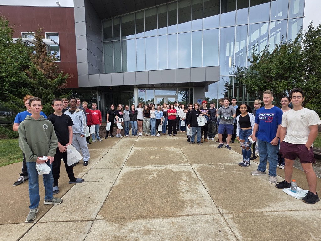 Freshmen stand in front of Kish