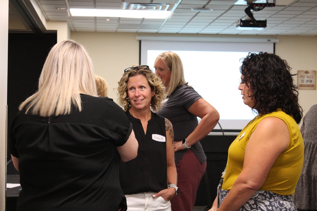 EO School Administrators exchange ideas