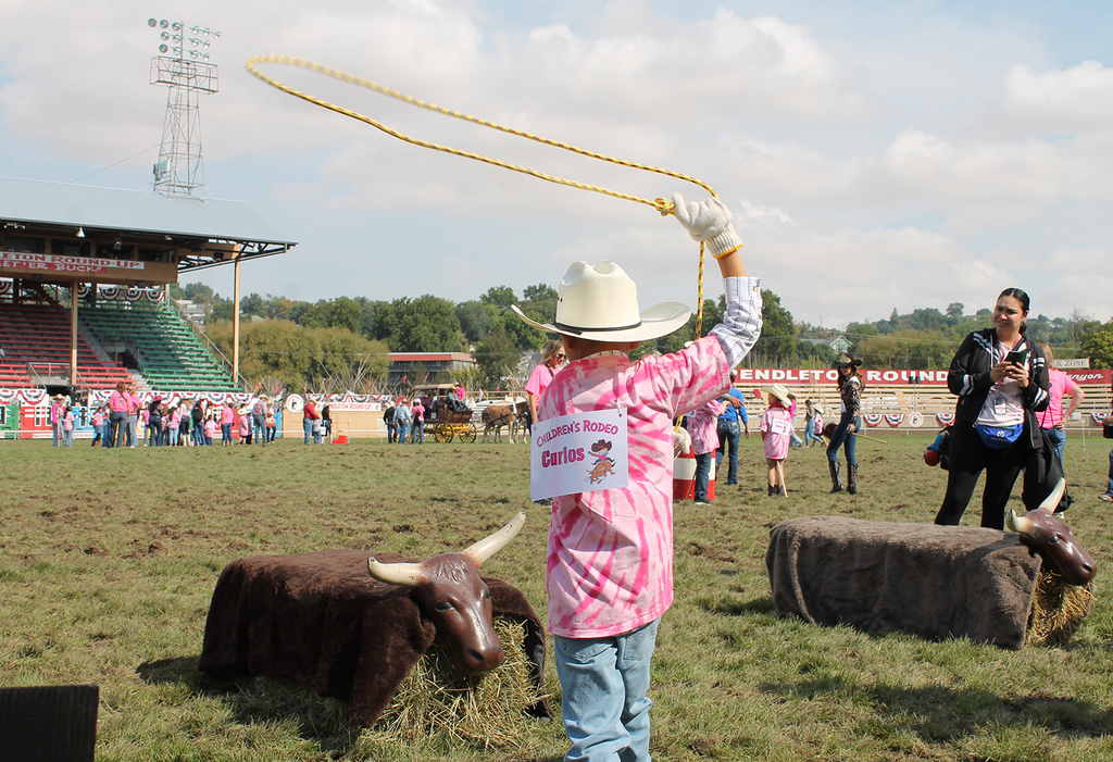 student roping steer