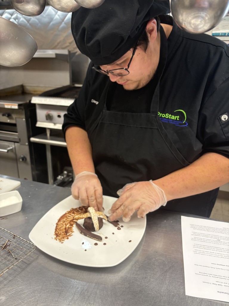 student plating food
