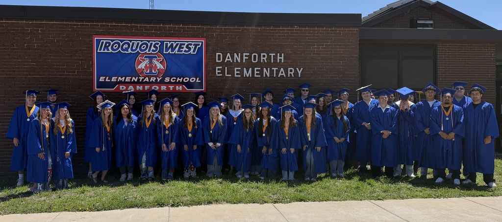 Class of 2026 in front of Danforth Elemenatry