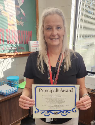 Lynn Turner recieves Principal's Award
