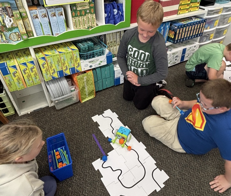 students using robot 