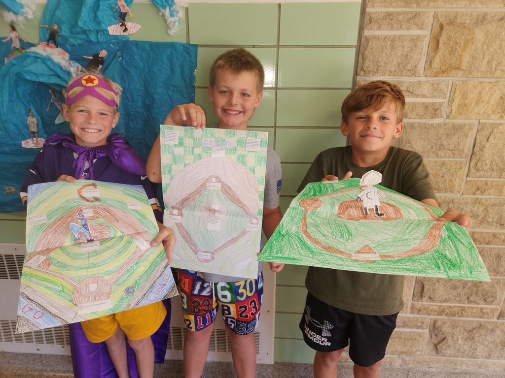 4th graders with their Reading projects..