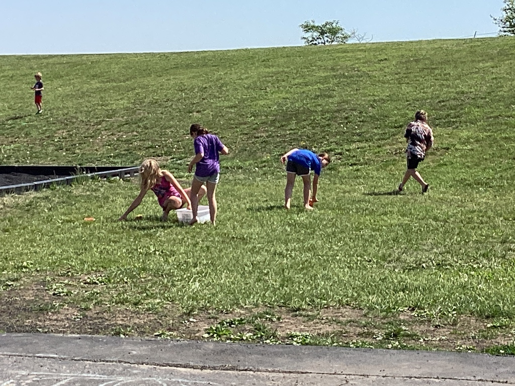 Kids throwing sponges