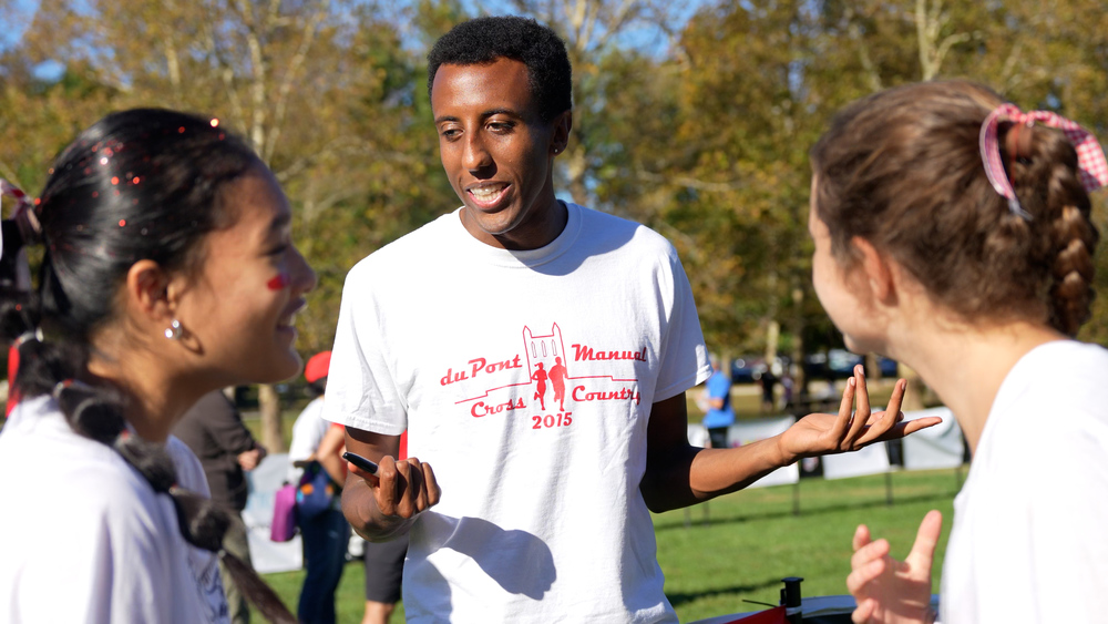 Yared Nuguse talking to a group of students