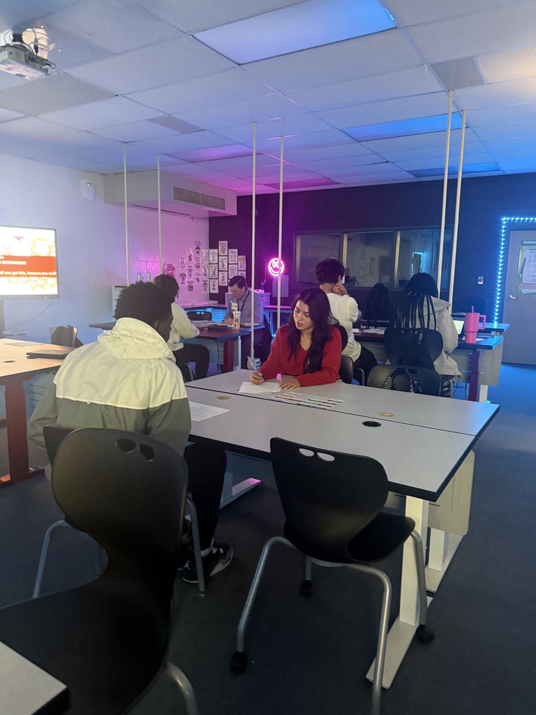 Huge success at last week's mock interviews for our business students! 👔🤝 They practiced their pitches, answered tough questions, and received invaluable feedback from industry leaders. Talk about preparing for the real world! 🚀 A massive THANK YOU to all our dedicated business partners who volunteered their time and expertise. Your support is crucial in preparing our Chargers for success! 💙⚡️