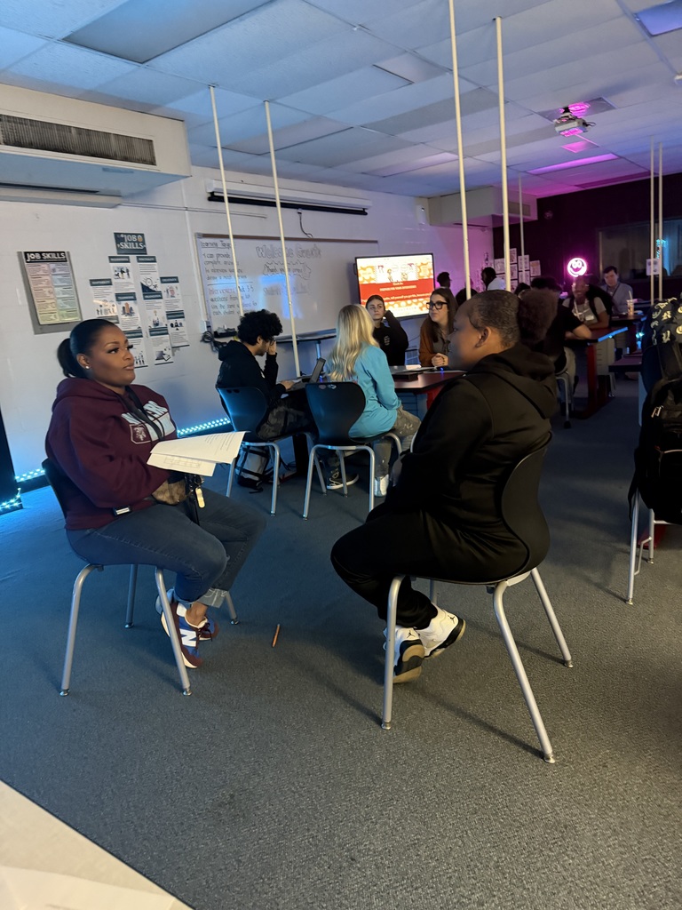 Huge success at last week's mock interviews for our business students! 👔🤝 They practiced their pitches, answered tough questions, and received invaluable feedback from industry leaders. Talk about preparing for the real world! 🚀 A massive THANK YOU to all our dedicated business partners who volunteered their time and expertise. Your support is crucial in preparing our Chargers for success! 💙⚡️
