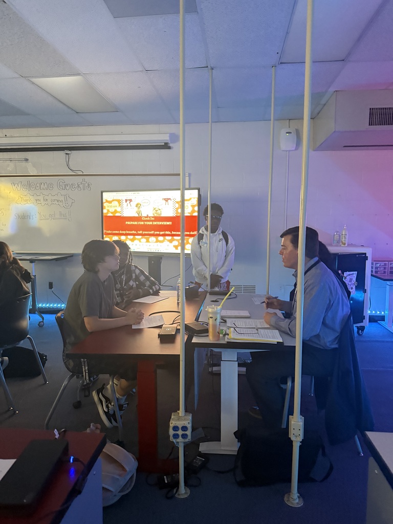 Huge success at last week's mock interviews for our business students! 👔🤝 They practiced their pitches, answered tough questions, and received invaluable feedback from industry leaders. Talk about preparing for the real world! 🚀 A massive THANK YOU to all our dedicated business partners who volunteered their time and expertise. Your support is crucial in preparing our Chargers for success! 💙⚡️