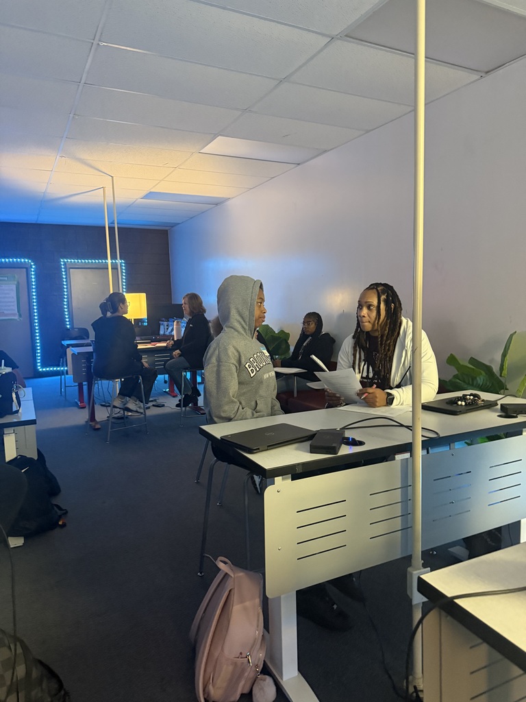 Huge success at last week's mock interviews for our business students! 👔🤝 They practiced their pitches, answered tough questions, and received invaluable feedback from industry leaders. Talk about preparing for the real world! 🚀 A massive THANK YOU to all our dedicated business partners who volunteered their time and expertise. Your support is crucial in preparing our Chargers for success! 💙⚡️