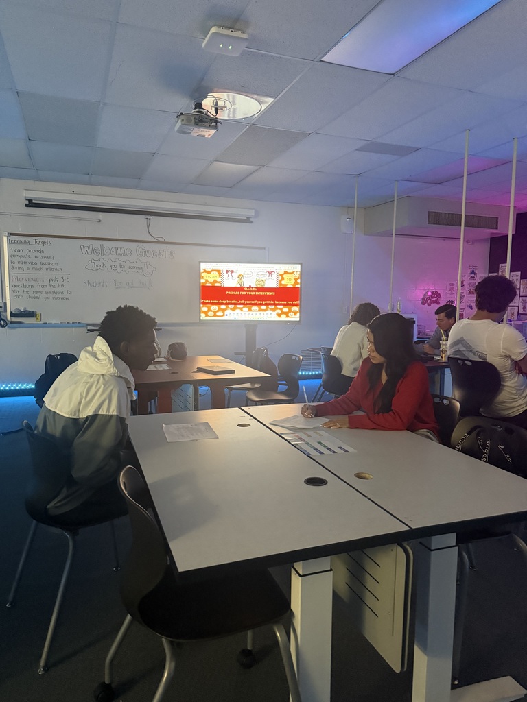Huge success at last week's mock interviews for our business students! 👔🤝 They practiced their pitches, answered tough questions, and received invaluable feedback from industry leaders. Talk about preparing for the real world! 🚀 A massive THANK YOU to all our dedicated business partners who volunteered their time and expertise. Your support is crucial in preparing our Chargers for success! 💙⚡️