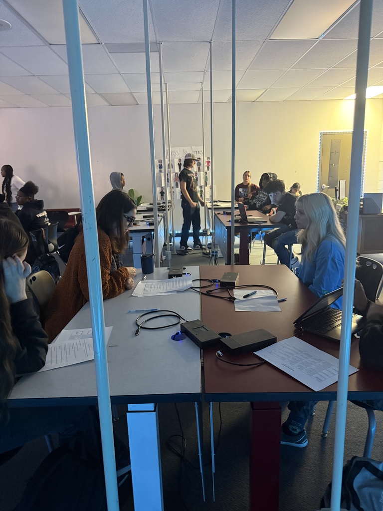 Huge success at last week's mock interviews for our business students! 👔🤝 They practiced their pitches, answered tough questions, and received invaluable feedback from industry leaders. Talk about preparing for the real world! 🚀 A massive THANK YOU to all our dedicated business partners who volunteered their time and expertise. Your support is crucial in preparing our Chargers for success! 💙⚡️