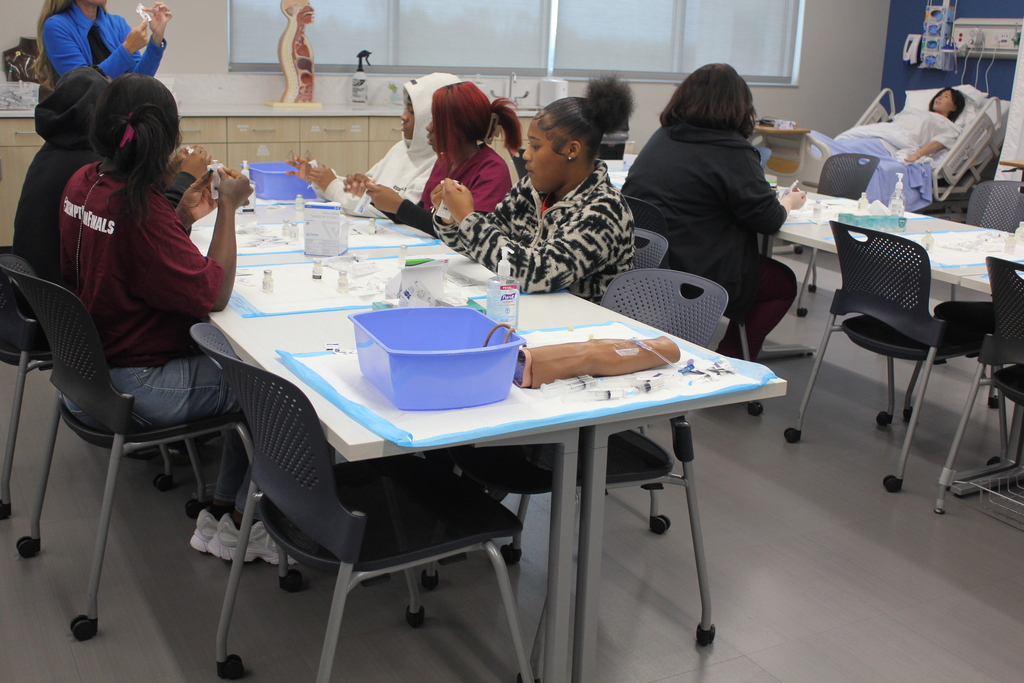 Hands-on healthcare exploration! 🩺 Our Health Science students recently had an incredible experience on their college tour at Galen College of Nursing!  Students didn't just walk the campus—they stepped right into the action, engaging in hands-on simulations in Galen's state-of-the-art labs. They got a real feel for nursing, patient care, and the advanced skills required for their future careers.  Thank you to Galen College of Nursing for giving our Chargers this amazing, practical look at the post-secondary pathway in healthcare! 💙⚡️