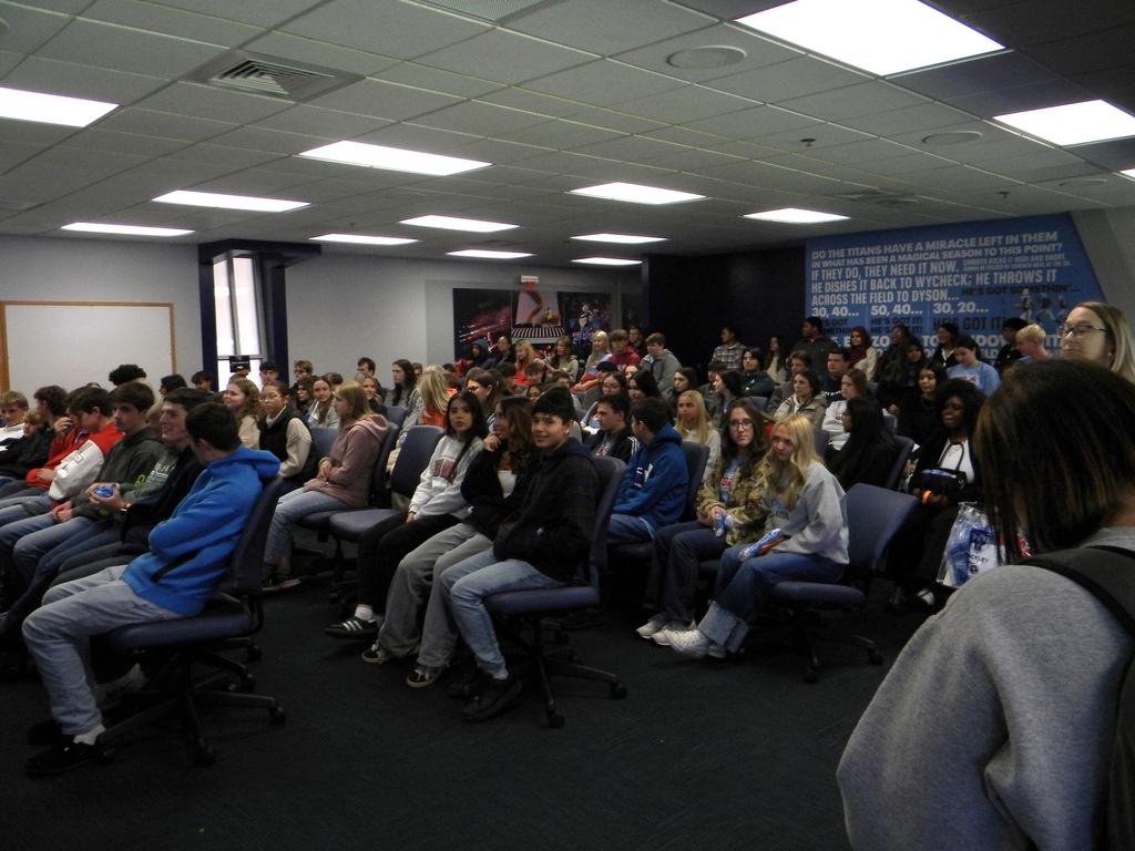 students at tennessee titans learning lab