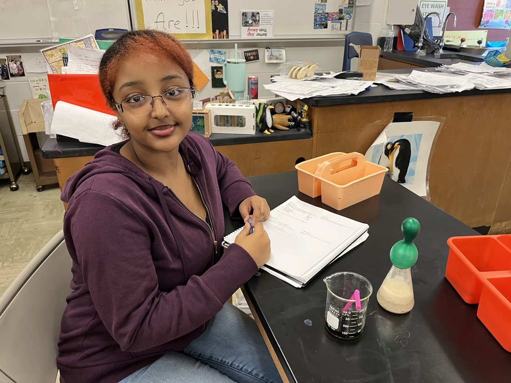 Invisible gas? Not anymore! 🤩 Our BIO classes saw Cellular Respiration in full swing recently. The process produced CO2 💨, which inflated a balloon 🎈, and caused Bromothymol Blue to shift from dark blue 🔵 to green 🟢. A perfect, visual demonstration of how cells generate energy! Way to go, scientists! 🔬🧬