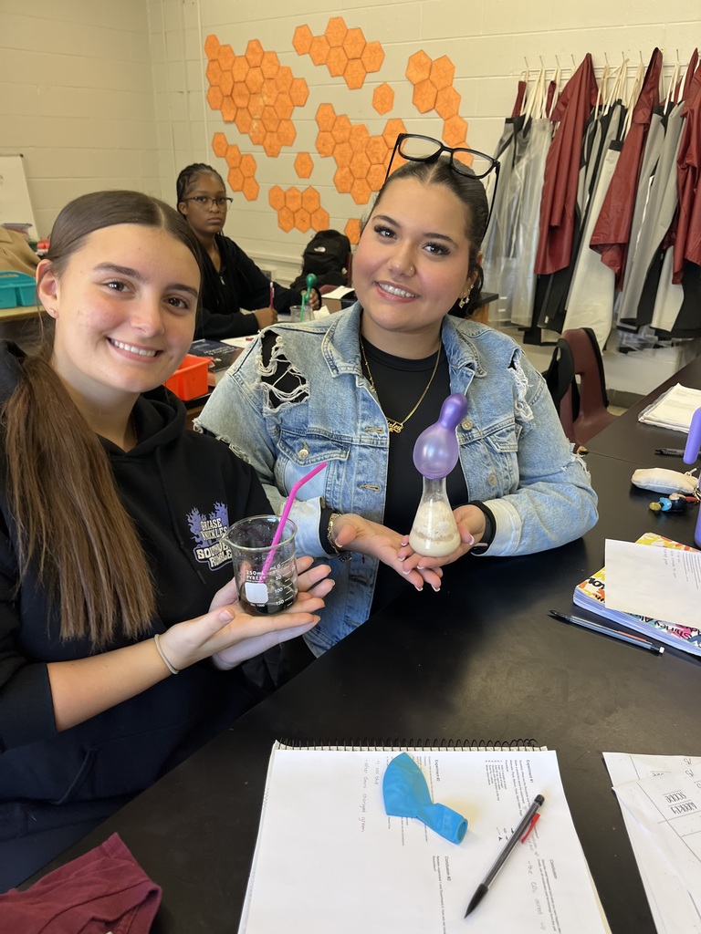 Invisible gas? Not anymore! 🤩 Our BIO classes saw Cellular Respiration in full swing recently. The process produced CO2 💨, which inflated a balloon 🎈, and caused Bromothymol Blue to shift from dark blue 🔵 to green 🟢. A perfect, visual demonstration of how cells generate energy! Way to go, scientists! 🔬🧬