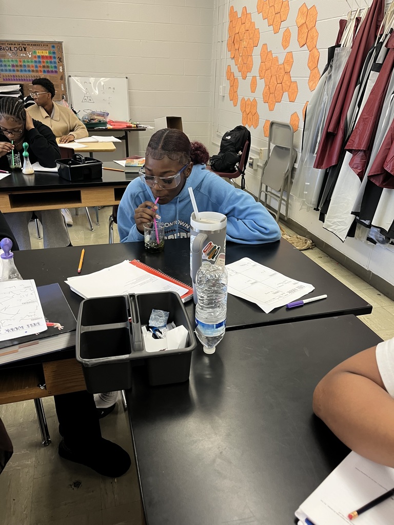 Invisible gas? Not anymore! 🤩 Our BIO classes saw Cellular Respiration in full swing recently. The process produced CO2 💨, which inflated a balloon 🎈, and caused Bromothymol Blue to shift from dark blue 🔵 to green 🟢. A perfect, visual demonstration of how cells generate energy! Way to go, scientists! 🔬🧬