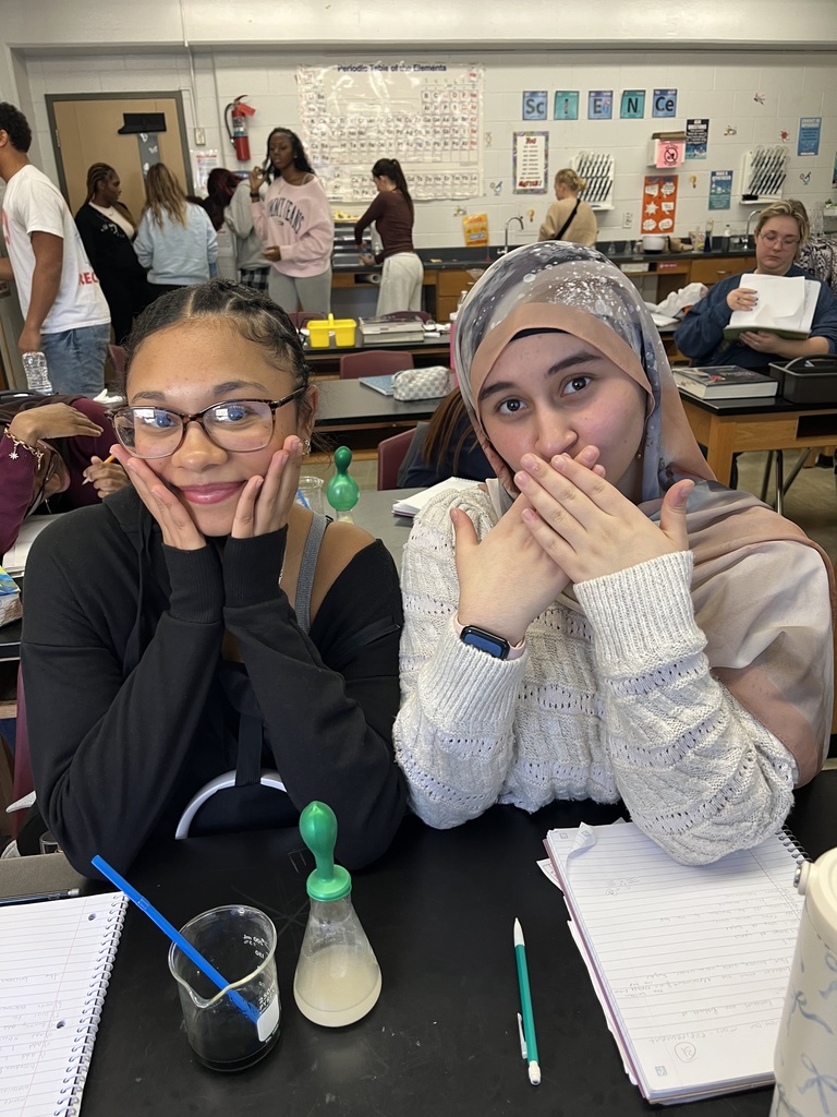 Invisible gas? Not anymore! 🤩 Our BIO classes saw Cellular Respiration in full swing recently. The process produced CO2 💨, which inflated a balloon 🎈, and caused Bromothymol Blue to shift from dark blue 🔵 to green 🟢. A perfect, visual demonstration of how cells generate energy! Way to go, scientists! 🔬🧬