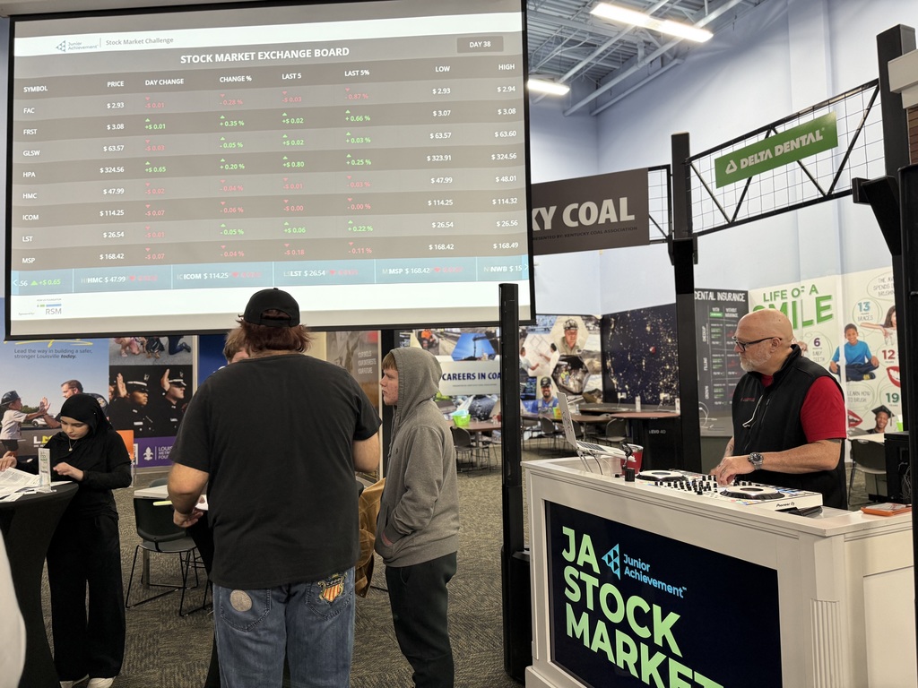Our FBLA students crushed it at Junior Achievement's (JA) phenomenal Stock Market Challenge today! 📊📈  They didn't just learn about the market—they dove right into a high-stakes, hands-on trading simulation, making split-second decisions and competing against other teams. It's the ultimate test of teamwork, strategy, and quick thinking.  A huge thank you to JA and all the industry professionals for organizing this amazing, real-world experience for our future business leaders!