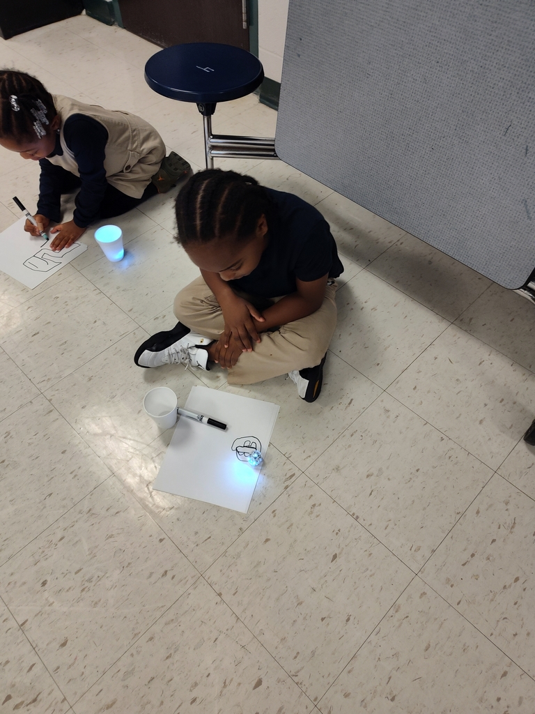 kindergarteners playing with ozobots 