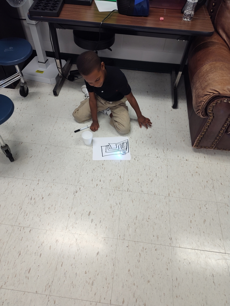 kindergarteners playing with ozobots 