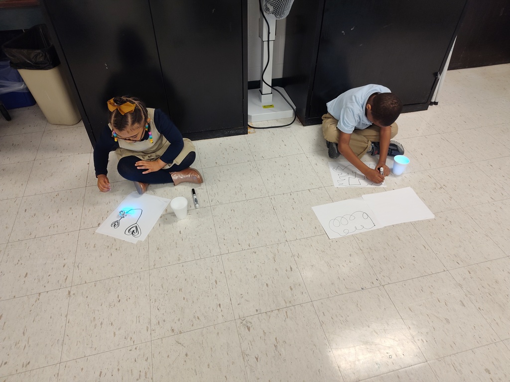 kindergarteners playing with ozobots 