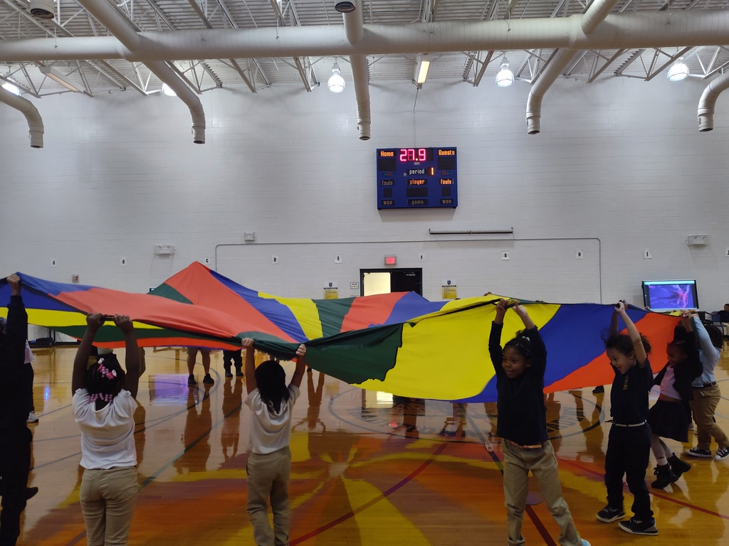 1st graders playing with the parachute in P.E.