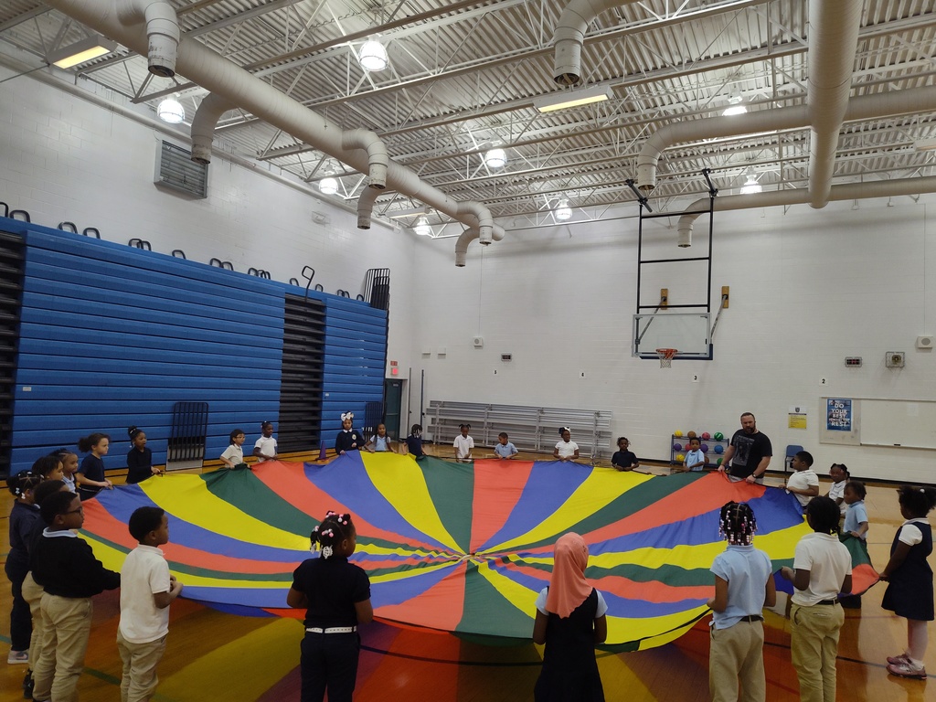 1st graders playing with the parachute in P.E.
