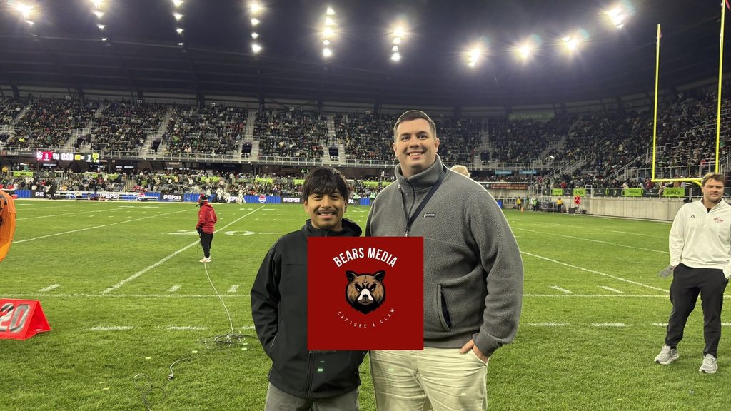 Jose Jose and another adult smile. 