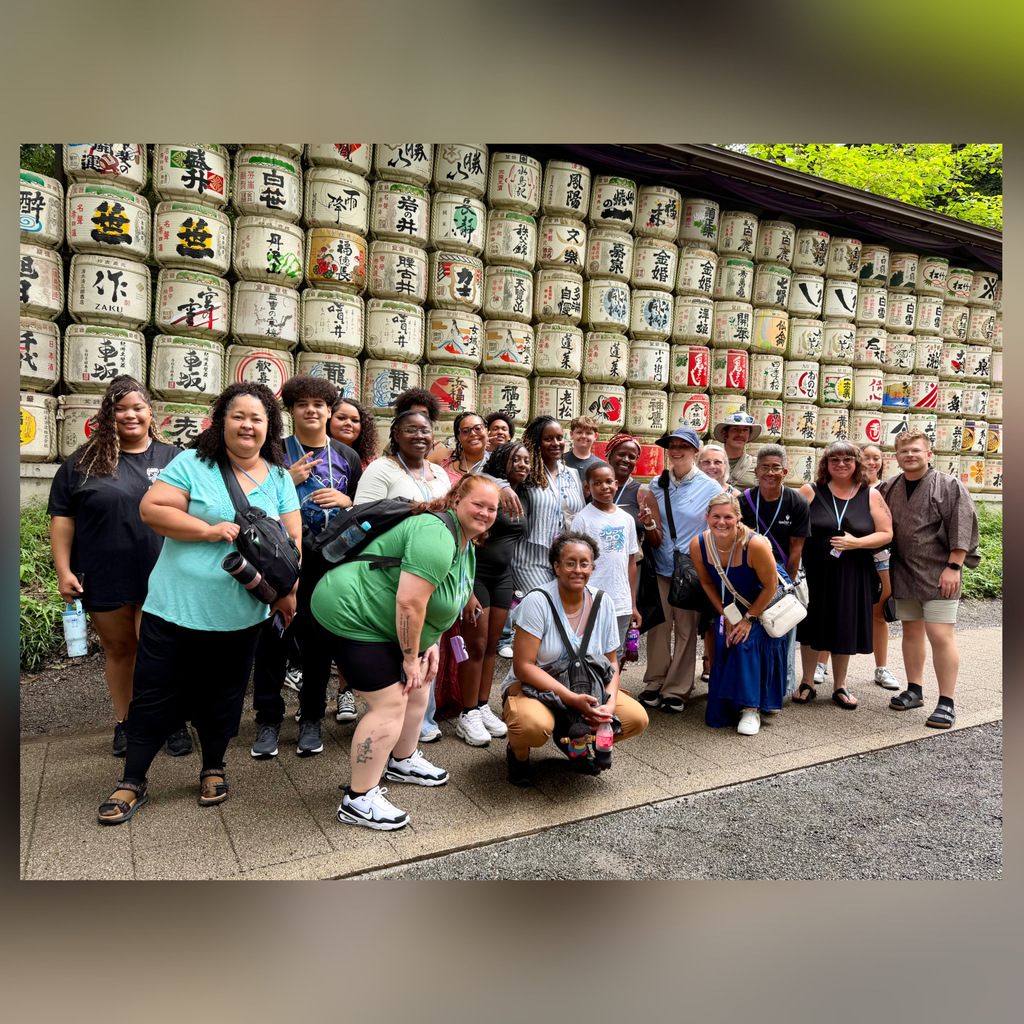 A  group of Johnson students and their families at the Meiji Jingu Shinto Shrine inJapan! 🇯🇵  