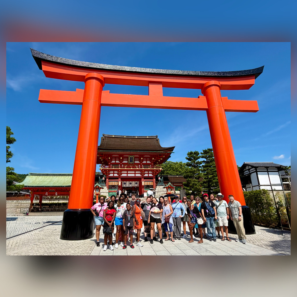 A group of Johnson students and their families at Fushimi Inari Taisha in Japan! 🇯🇵 