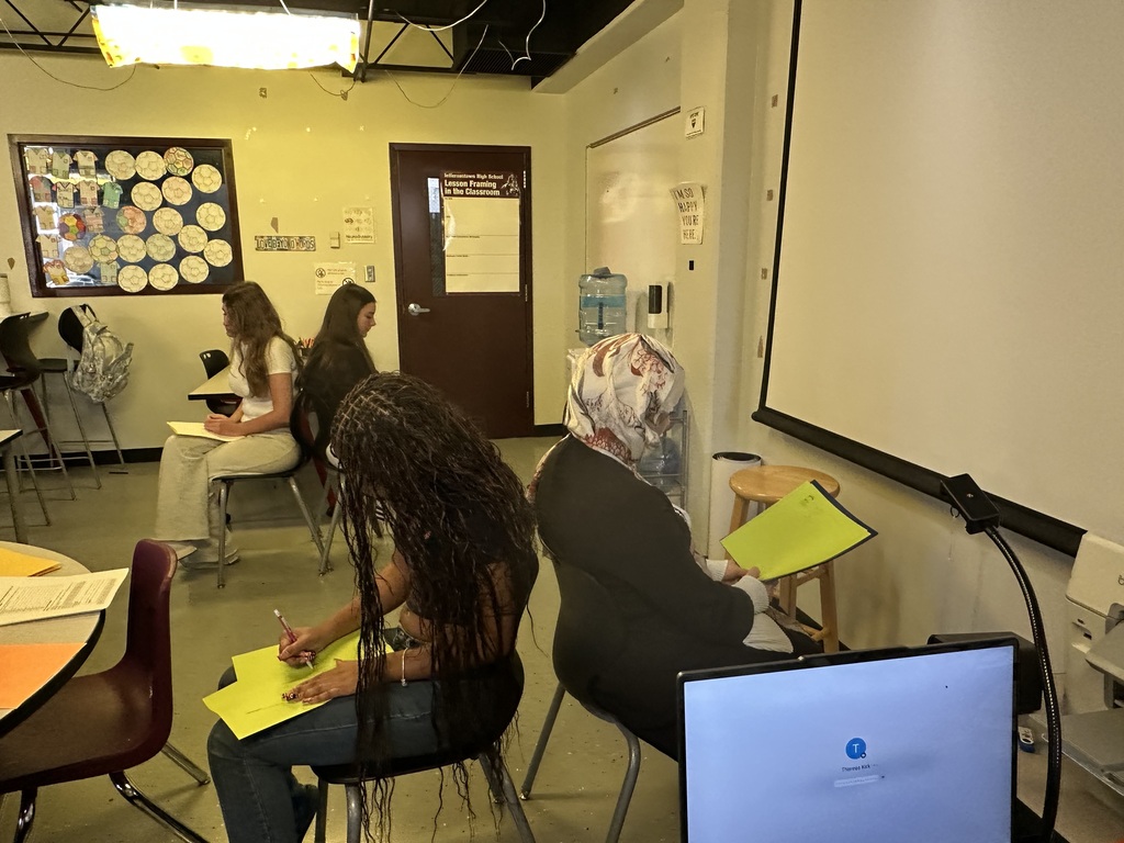 🩺💬 Communication in Action! 🩵⚡ Our Senior Health Science Academy students are putting their communication skills to work! Students practiced using different communication techniques and learned how to adapt their approach to effectively connect with patients, coworkers, and others in a healthcare setting. 👩⚕️👨⚕️🗣️ Building the skills to care, connect, and communicate! 🤍🩺⚡