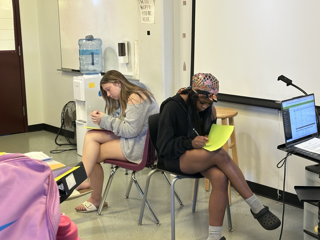 🩺💬 Communication in Action! 🩵⚡ Our Senior Health Science Academy students are putting their communication skills to work! Students practiced using different communication techniques and learned how to adapt their approach to effectively connect with patients, coworkers, and others in a healthcare setting. 👩⚕️👨⚕️🗣️ Building the skills to care, connect, and communicate! 🤍🩺⚡
