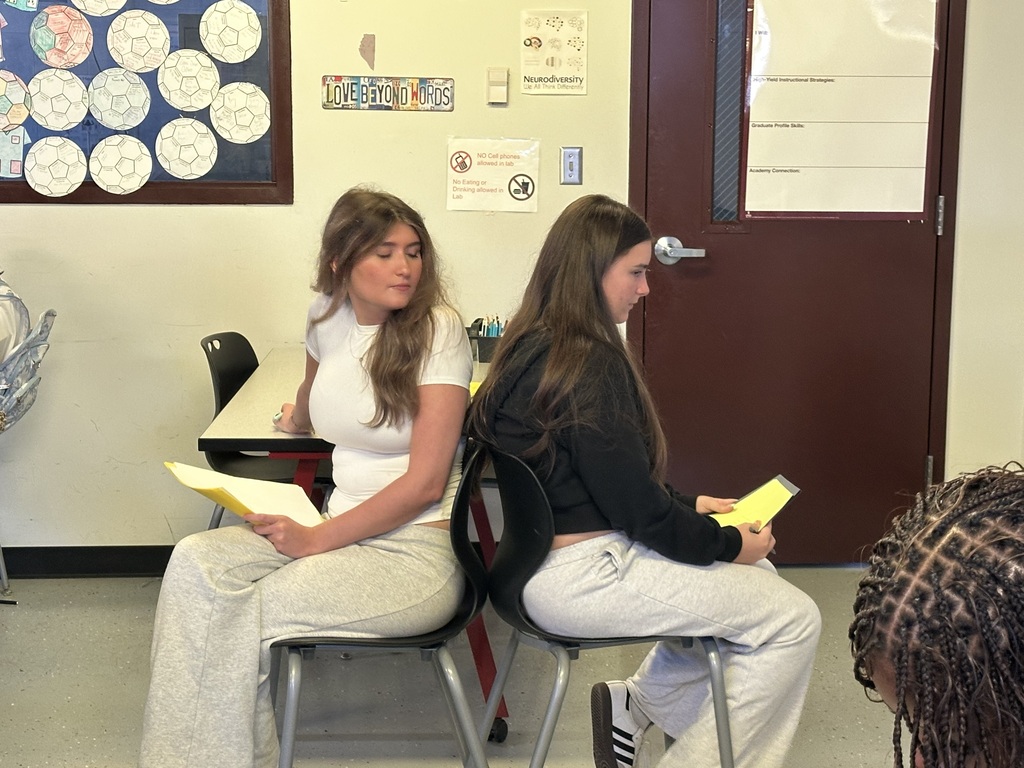 🩺💬 Communication in Action! 🩵⚡ Our Senior Health Science Academy students are putting their communication skills to work! Students practiced using different communication techniques and learned how to adapt their approach to effectively connect with patients, coworkers, and others in a healthcare setting. 👩⚕️👨⚕️🗣️ Building the skills to care, connect, and communicate! 🤍🩺⚡