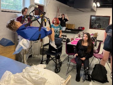 🏥🩺 Hands-On Learning in Health Science! Our Acute Care students are building essential healthcare skills as they learn how to safely operate a mechanical patient lift! 💪 From proper equipment use to patient safety, our Chargers are gaining valuable, real-world experience that prepares them for future careers in healthcare. Future healthcare professionals in action! 🩵⚡