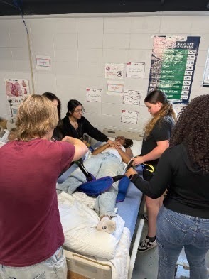 🏥🩺 Hands-On Learning in Health Science! Our Acute Care students are building essential healthcare skills as they learn how to safely operate a mechanical patient lift! 💪 From proper equipment use to patient safety, our Chargers are gaining valuable, real-world experience that prepares them for future careers in healthcare. Future healthcare professionals in action! 🩵⚡