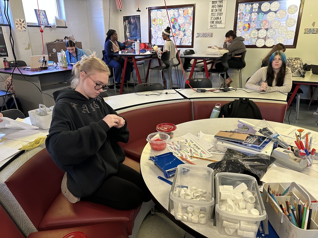 🍬💊 Sweet Skills in Health Science! Our Allied Health students are putting their pharmacy skills to the test with a sweet twist! Using candy to practice properly counting medications, students are developing the accuracy, attention to detail, and precision needed in a pharmacy setting. Hands-on learning has never been so sweet! 🩵⚡