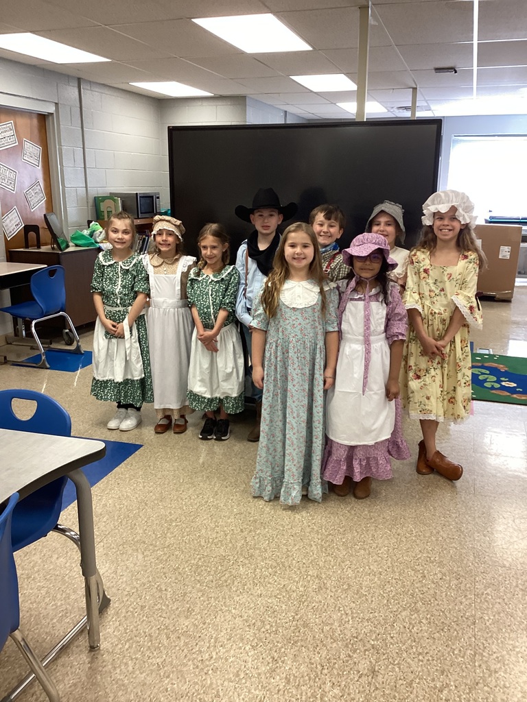2nd graders dressed for Pioneer Day