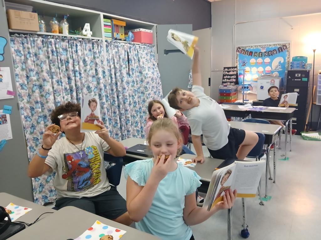 students having a thanksgiving snack