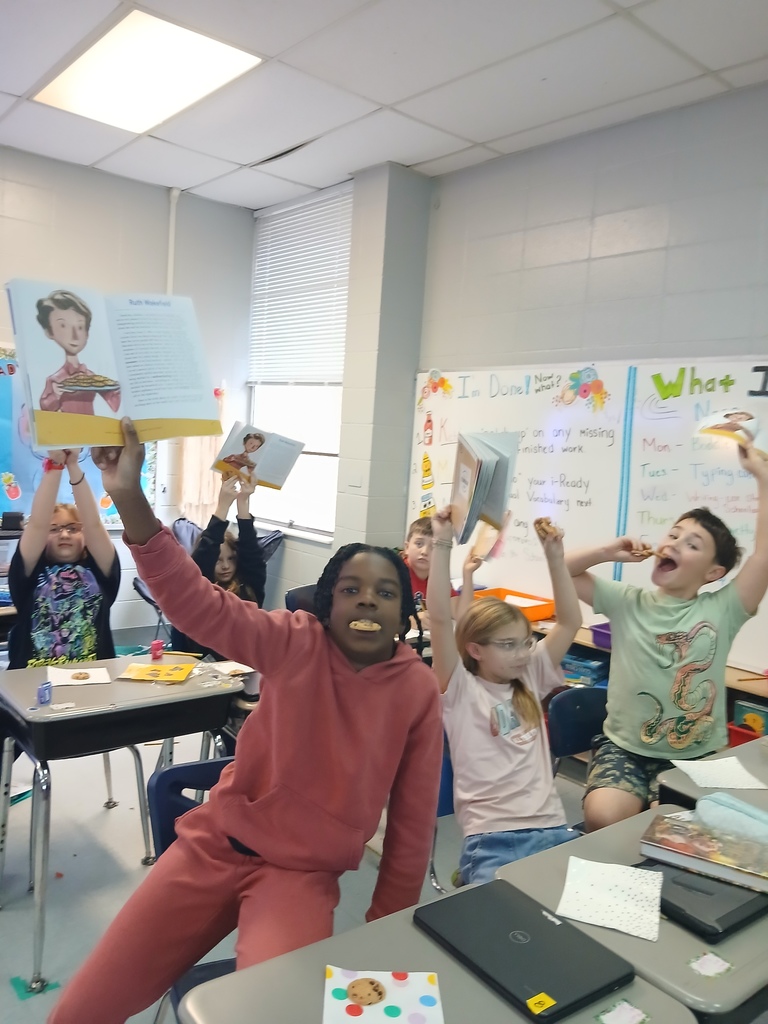 students having a thanksgiving snack