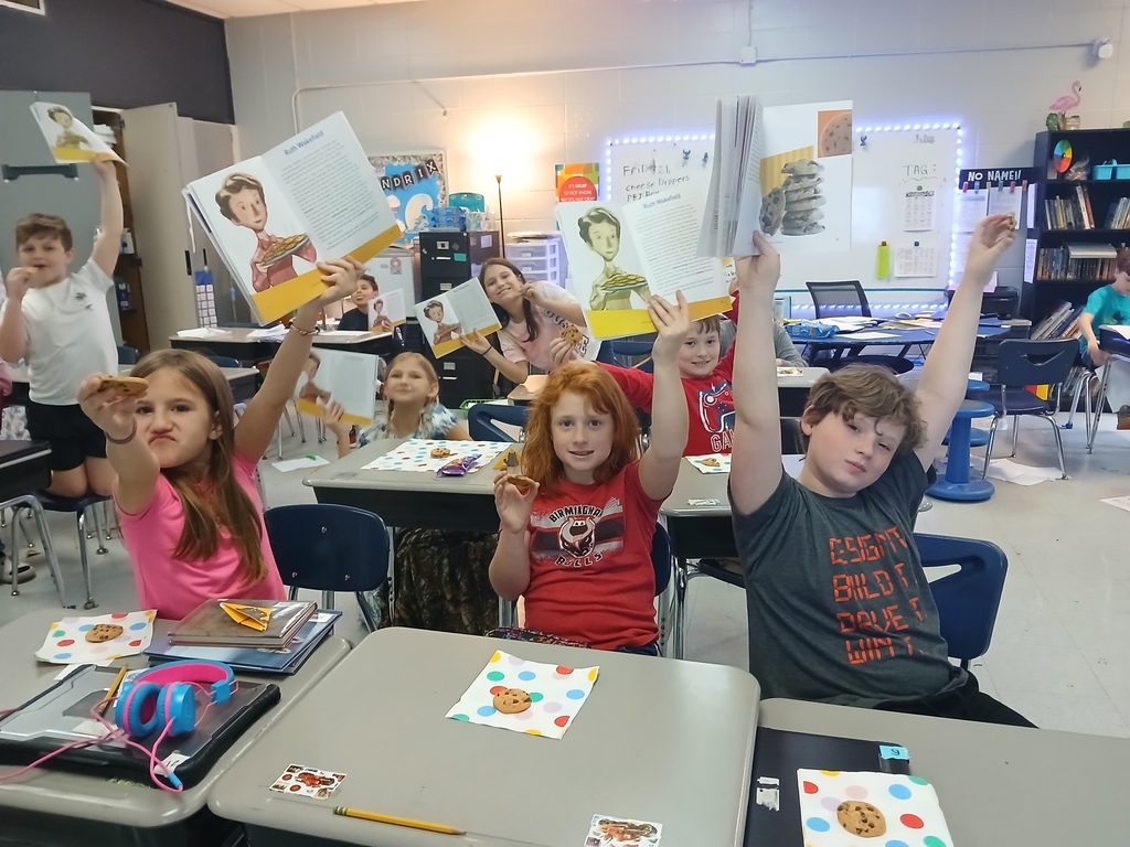students having a thanksgiving snack