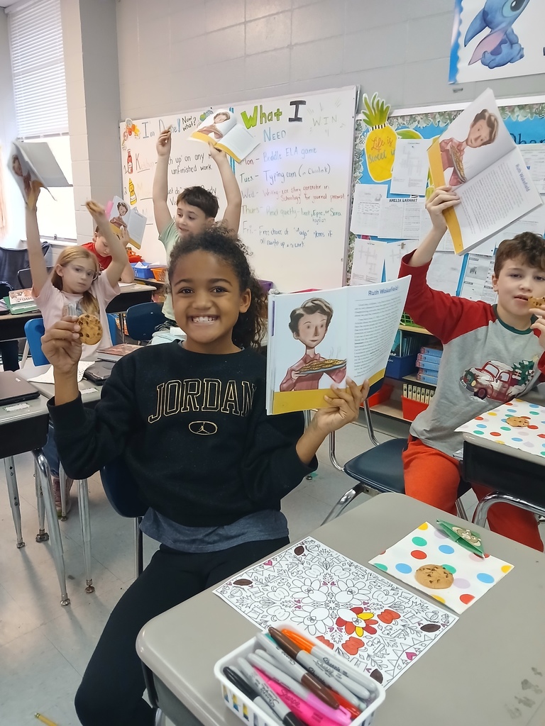 students having a thanksgiving snack